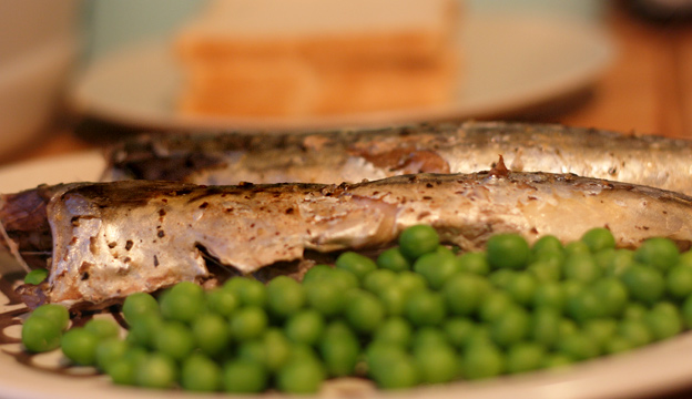 Mackerel served with peas